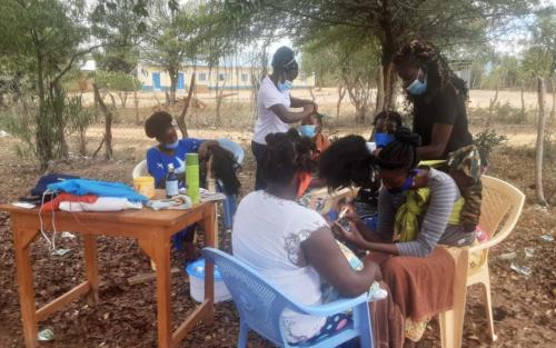 Mothers participate in a salon and beauty workshop. They learn about various hairdressing techniques and how to treat nails and skin. They also learn about small business management and strategy.